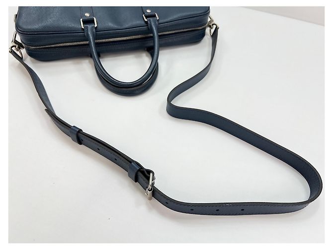 Borsa Louis Vuitton Taiga Portedocument Voyage PM Blu - vista 10