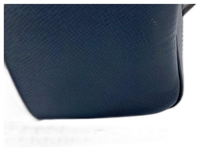 Borsa Louis Vuitton Taiga Portedocument Voyage PM Blu - vista 4