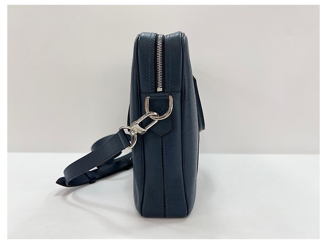 Borsa Louis Vuitton Taiga Portedocument Voyage PM Blu - vista 6