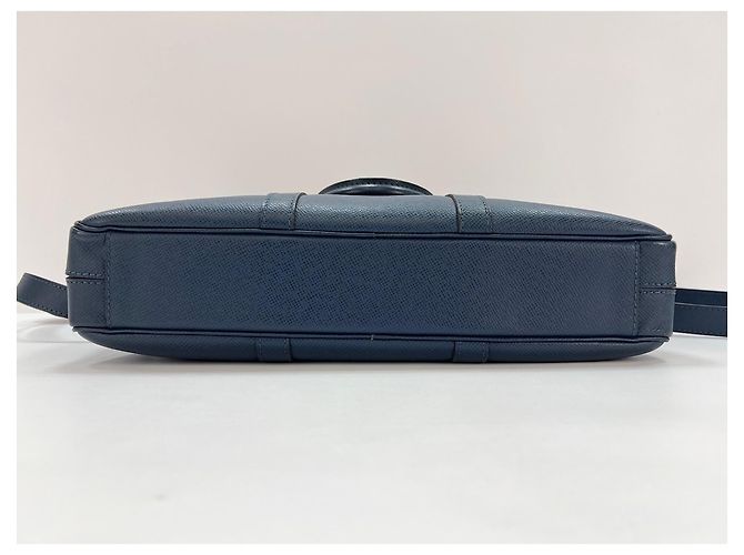 Borsa Louis Vuitton Taiga Portedocument Voyage PM Blu - vista 7