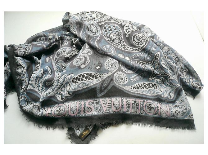 Louis Vuitton Stola Bandana in Cashmere e Lana Nero Bianco Blu Grigio - vista 6