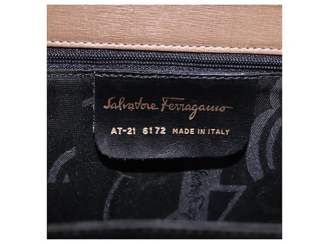 Borsa Salvatore Ferragamo Gancini in pelle beige oro Auth 191690 - vista 16