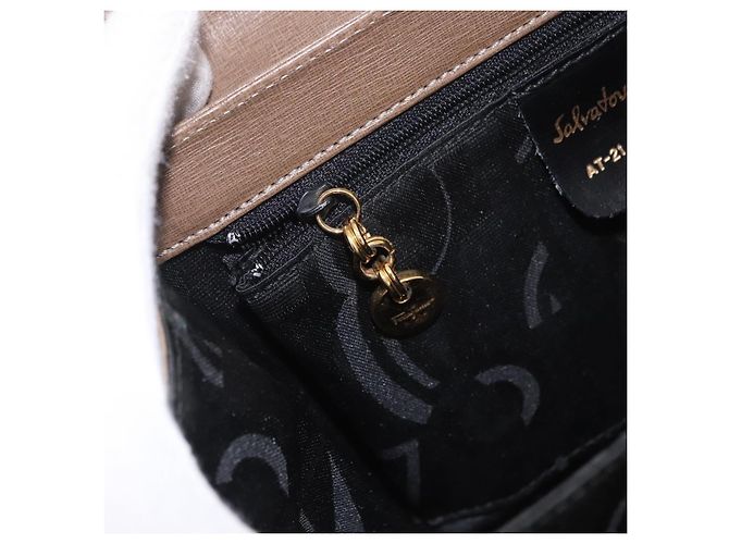 Borsa Salvatore Ferragamo Gancini in pelle beige oro Auth 191690 - vista 23