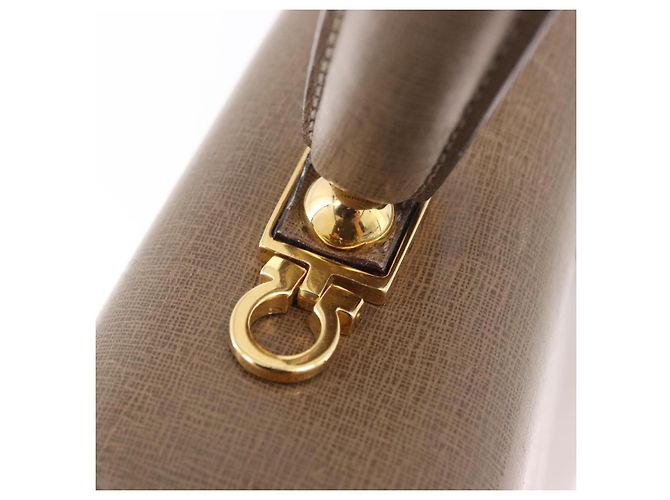 Borsa Salvatore Ferragamo Gancini in pelle beige oro Auth 191690 - vista 25