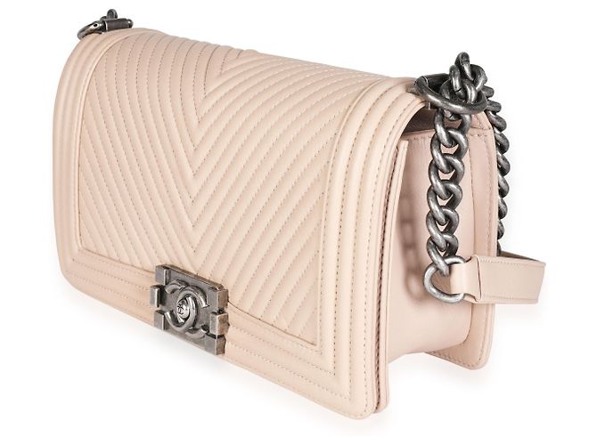 Chanel Boy Tasche aus Chevron gestepptem Lammleder Hellbeige Größe Medium - Ansicht 3