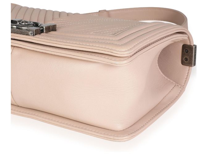 Chanel Boy Tasche aus Chevron gestepptem Lammleder Hellbeige Größe Medium - Ansicht 6