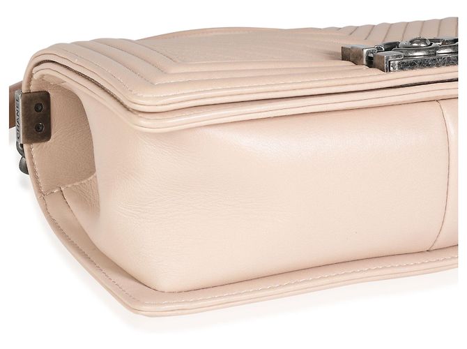 Chanel Boy Tasche aus Chevron gestepptem Lammleder Hellbeige Größe Medium - Ansicht 7