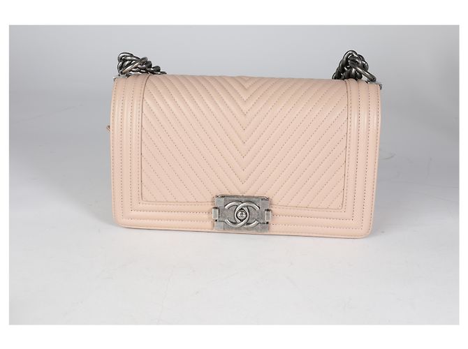 Chanel Boy Tasche aus Chevron gestepptem Lammleder Hellbeige Größe Medium - Ansicht 8