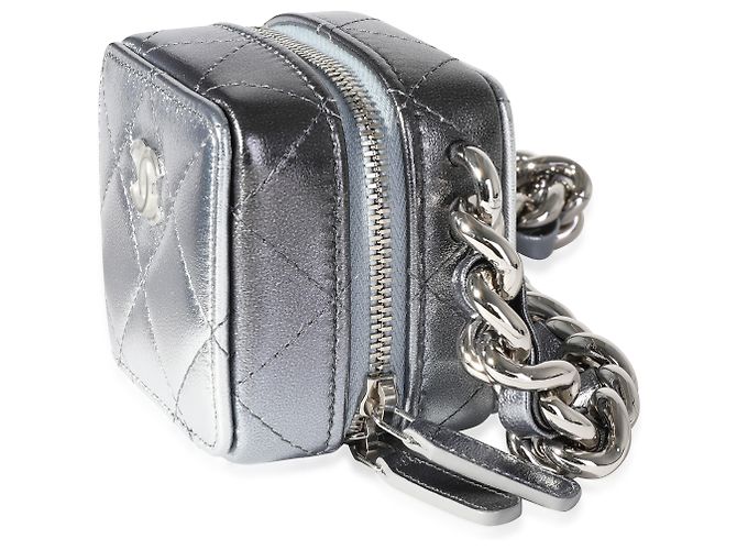 Clutch Chanel Coco Punk em pele de cordeiro metalizada acolchoada com corrente Metálico - vista 2