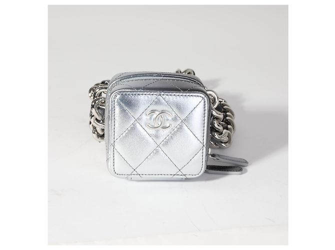 Clutch Chanel Coco Punk em pele de cordeiro metalizada acolchoada com corrente Metálico - vista 6