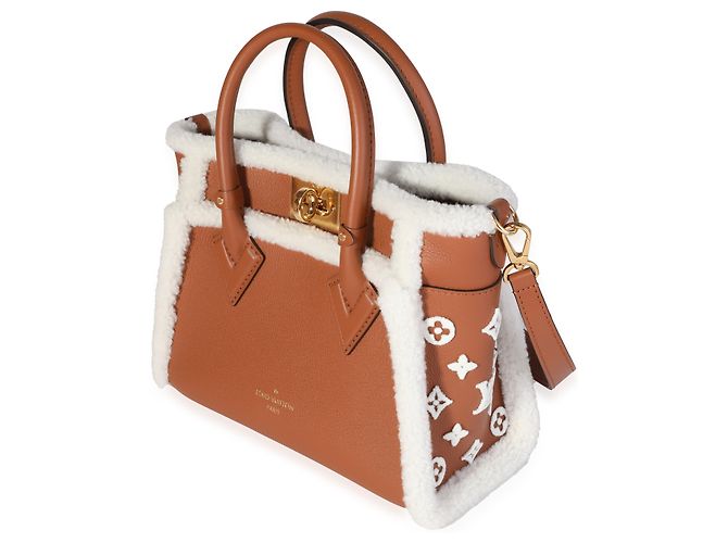Louis Vuitton On My Side PM em couro de bezerro caramelo e shearling Marrom - vista 3