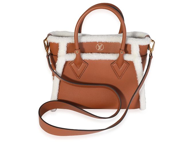 Louis Vuitton On My Side PM em couro de bezerro caramelo e shearling Marrom - vista 4