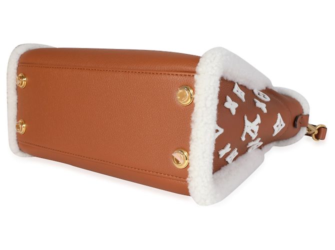 Louis Vuitton On My Side PM em couro de bezerro caramelo e shearling Marrom - vista 6