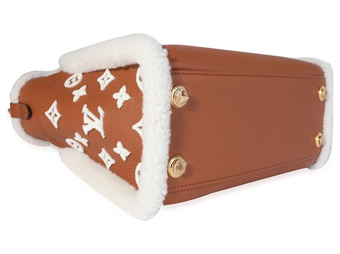 Louis Vuitton On My Side PM em couro de bezerro caramelo e shearling Marrom - vista 7