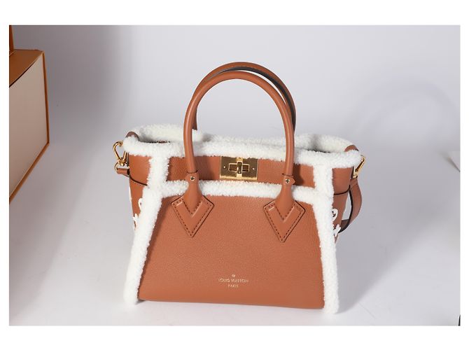 Louis Vuitton On My Side PM em couro de bezerro caramelo e shearling Marrom - vista 8