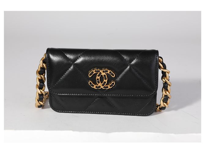 Chanel 19 Mini-Geldbeutel aus schwarzem gestepptem Lammleder mit Kette Chanel - Ansicht 8