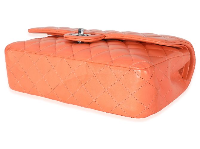 Bolso Chanel Classic Double Flap en piel de cordero acolchado naranja, tamaño Medium - vista 5