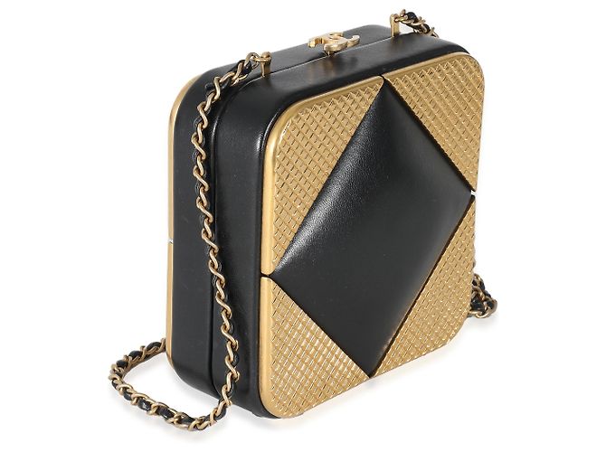 Clutch Chanel Black Lambskin Gold Metal Square CC - vista 4