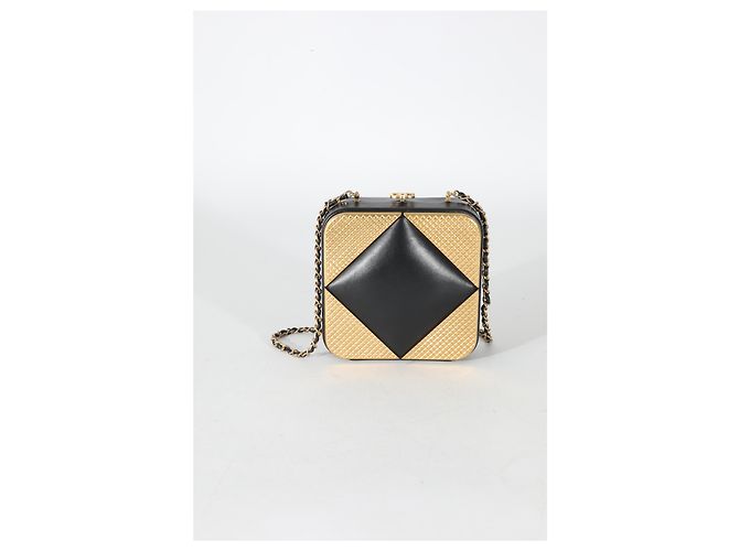Clutch Chanel Black Lambskin Gold Metal Square CC - vista 8