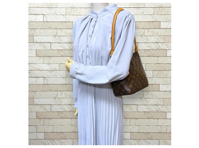 Borsa a tracolla Louis Vuitton Looping MM Monogram Marrone - vista 2