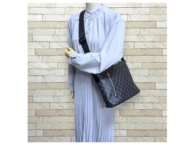 Borsa a tracolla Louis Vuitton Mick PM Damier Graphite Marrone Nero - vista 2
