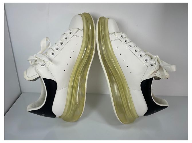 Alexander McQueen Sneaker Oversized in Pelle Bianco e Nero - vista 10