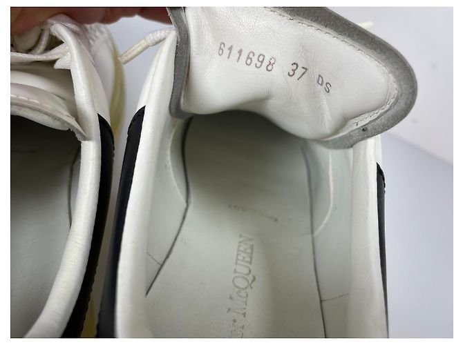 Alexander McQueen Sneaker Oversized in Pelle Bianco e Nero - vista 13