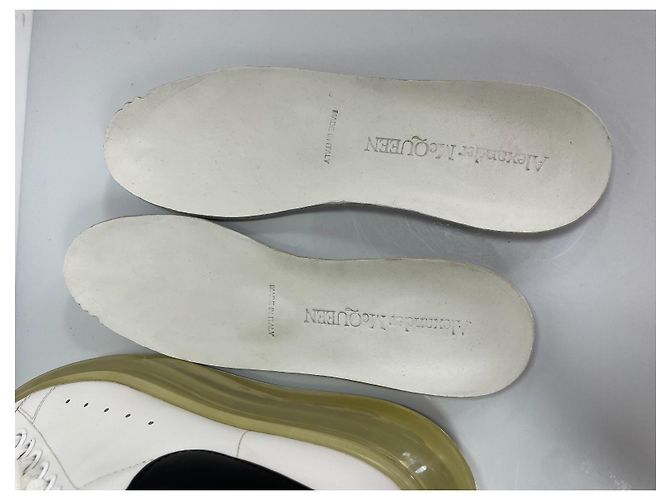 Alexander McQueen Sneaker Oversized in Pelle Bianco e Nero - vista 14