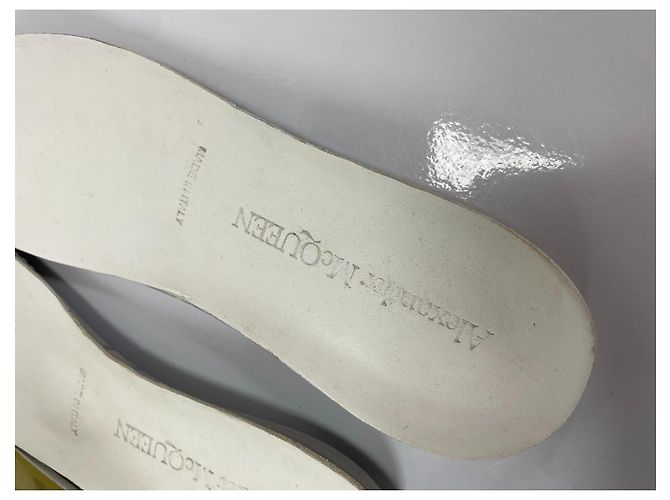 Alexander McQueen Sneaker Oversized in Pelle Bianco e Nero - vista 15