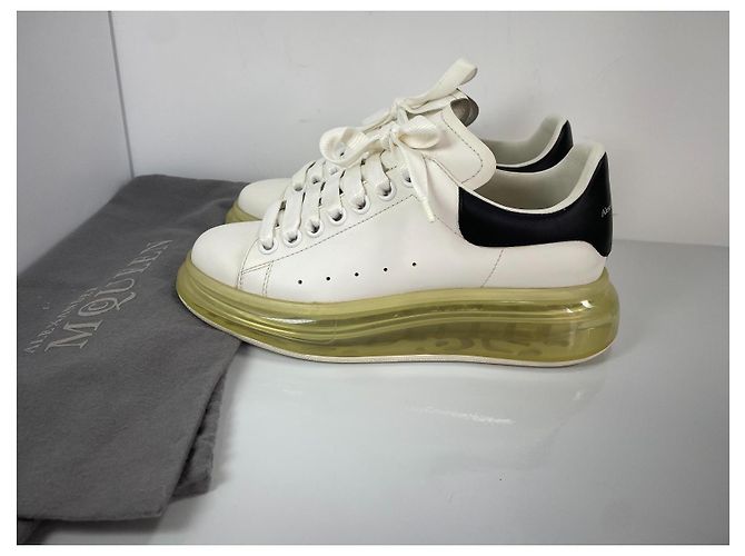 Alexander McQueen Sneaker Oversized in Pelle Bianco e Nero - vista 2