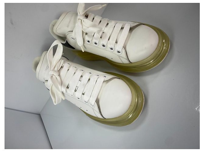 Alexander McQueen Sneaker Oversized in Pelle Bianco e Nero - vista 3