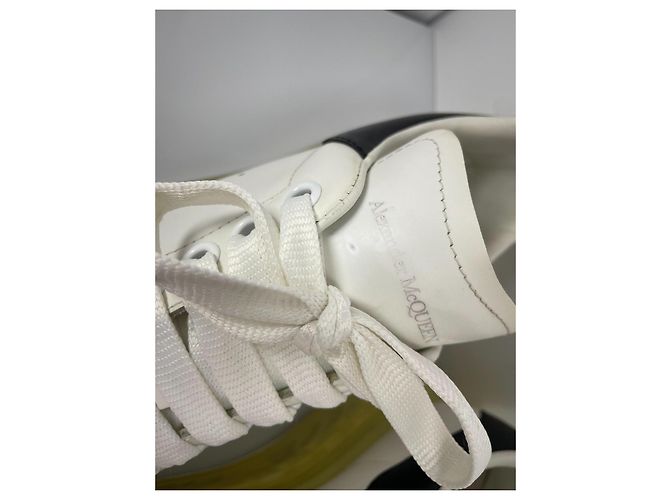 Alexander McQueen Sneaker Oversized in Pelle Bianco e Nero - vista 4