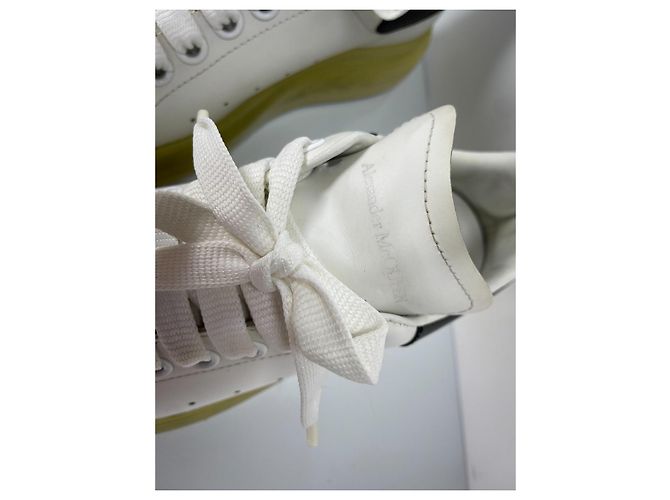 Alexander McQueen Sneaker Oversized in Pelle Bianco e Nero - vista 5