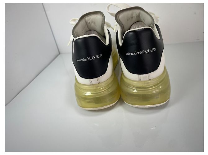 Alexander McQueen Sneaker Oversized in Pelle Bianco e Nero - vista 7