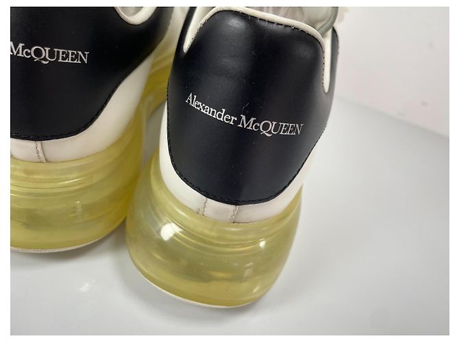 Alexander McQueen Sneaker Oversized in Pelle Bianco e Nero - vista 9
