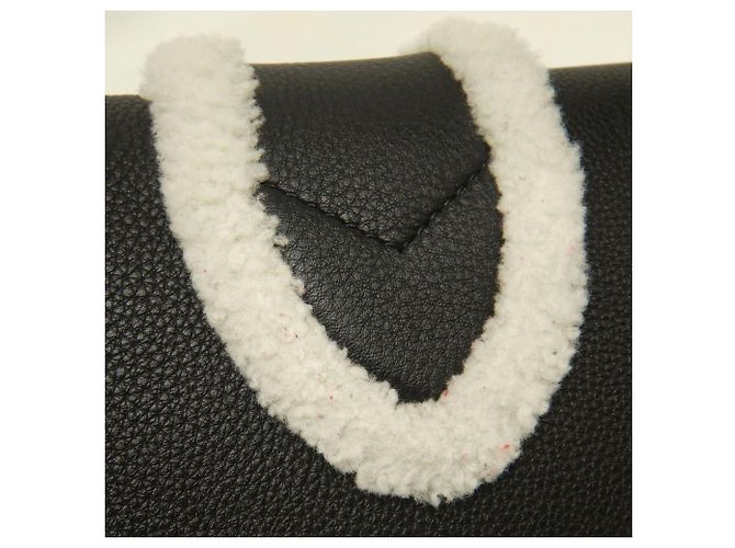 Borsa a tracolla Louis Vuitton LV Pont Neuf Soft PM in shearling di vitello Nero Bianco - vista 17