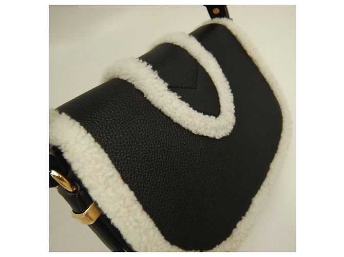 Borsa a tracolla Louis Vuitton LV Pont Neuf Soft PM in shearling di vitello Nero Bianco - vista 18