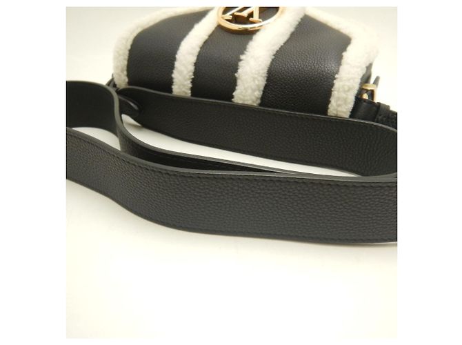 Borsa a tracolla Louis Vuitton LV Pont Neuf Soft PM in shearling di vitello Nero Bianco - vista 3