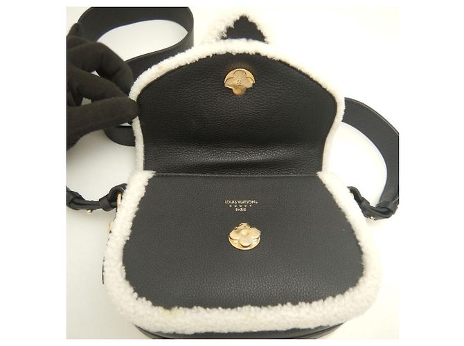 Borsa a tracolla Louis Vuitton LV Pont Neuf Soft PM in shearling di vitello Nero Bianco - vista 5
