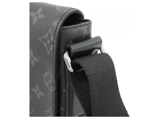 Borsa a Spalla Louis Vuitton Monogram Eclipse District PM Nero - vista 5