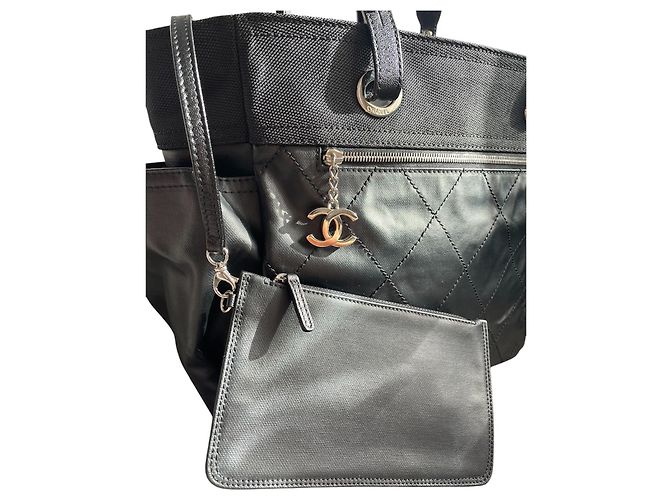 Bolsa Tote Chanel Paris Biarritz em couro acolchoado preto e tecido - vista 2