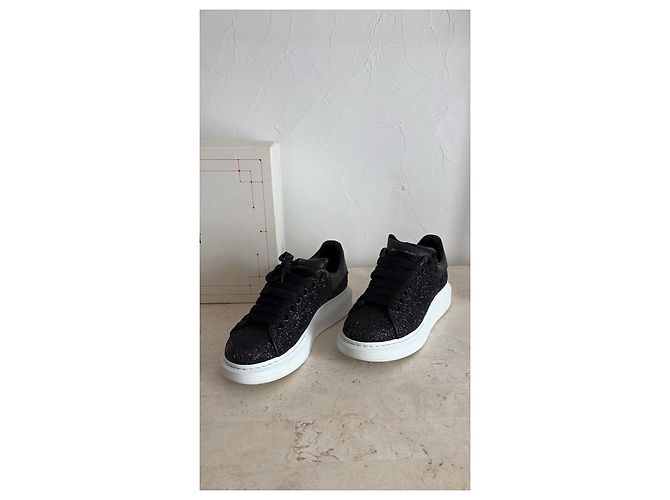 Alexander McQueen Sneaker Oversized in pelle nera Nero Bianco - vista 3