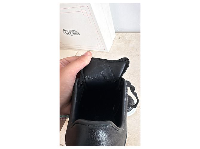 Alexander McQueen Sneaker Oversized in pelle nera Nero Bianco - vista 4