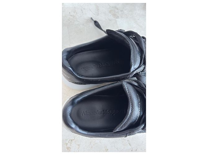 Alexander McQueen Sneaker Oversized in pelle nera Nero Bianco - vista 5