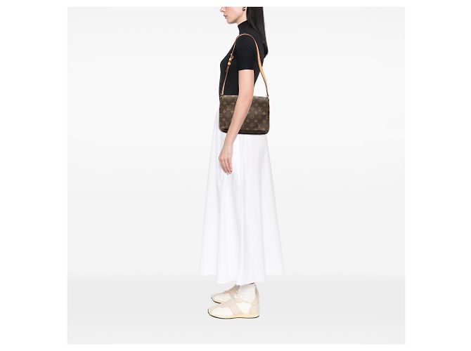 Louis Vuitton Marrone Monogram Musette Tango con Tracolla Corta - vista 7