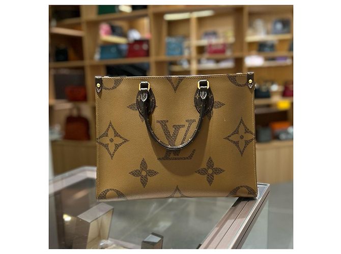Borsa Louis Vuitton Onthego GM Monogram Giant Marrone Monogramma - vista 2