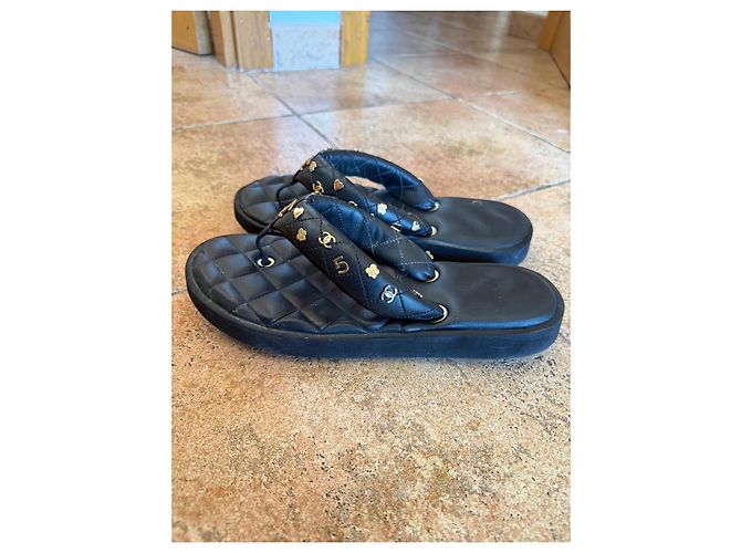 Chanel gesteppte Leder-Flip-Flops mit Charms Schwarz - Ansicht 2
