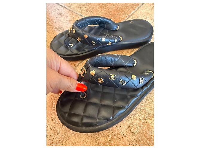 Chanel gesteppte Leder-Flip-Flops mit Charms Schwarz - Ansicht 3