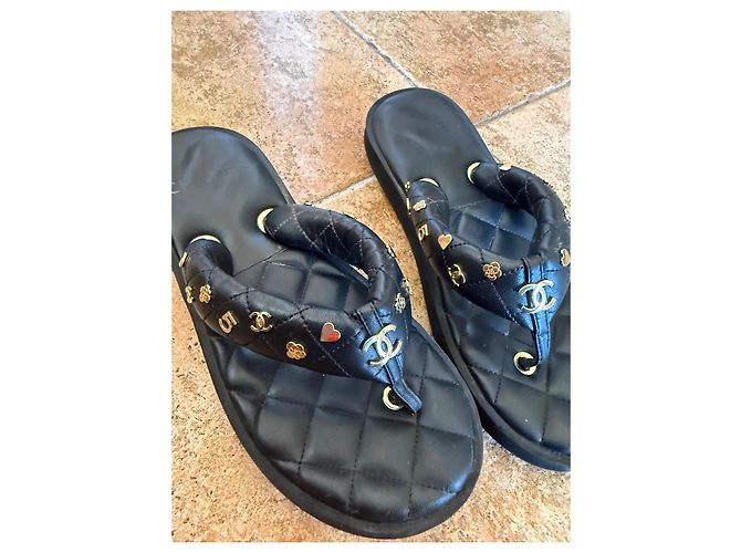 Chanel gesteppte Leder-Flip-Flops mit Charms Schwarz - Ansicht 4