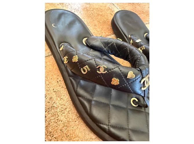 Chanel gesteppte Leder-Flip-Flops mit Charms Schwarz - Ansicht 5